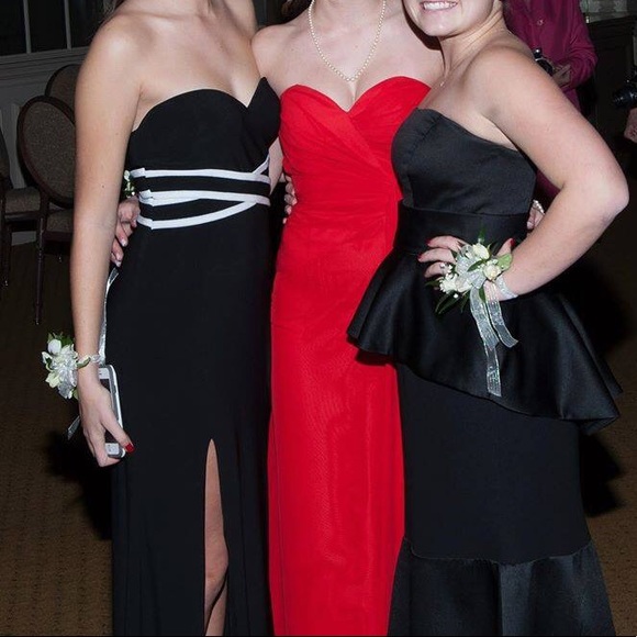 Red formal dress size 0-2 - Picture 3 of 3